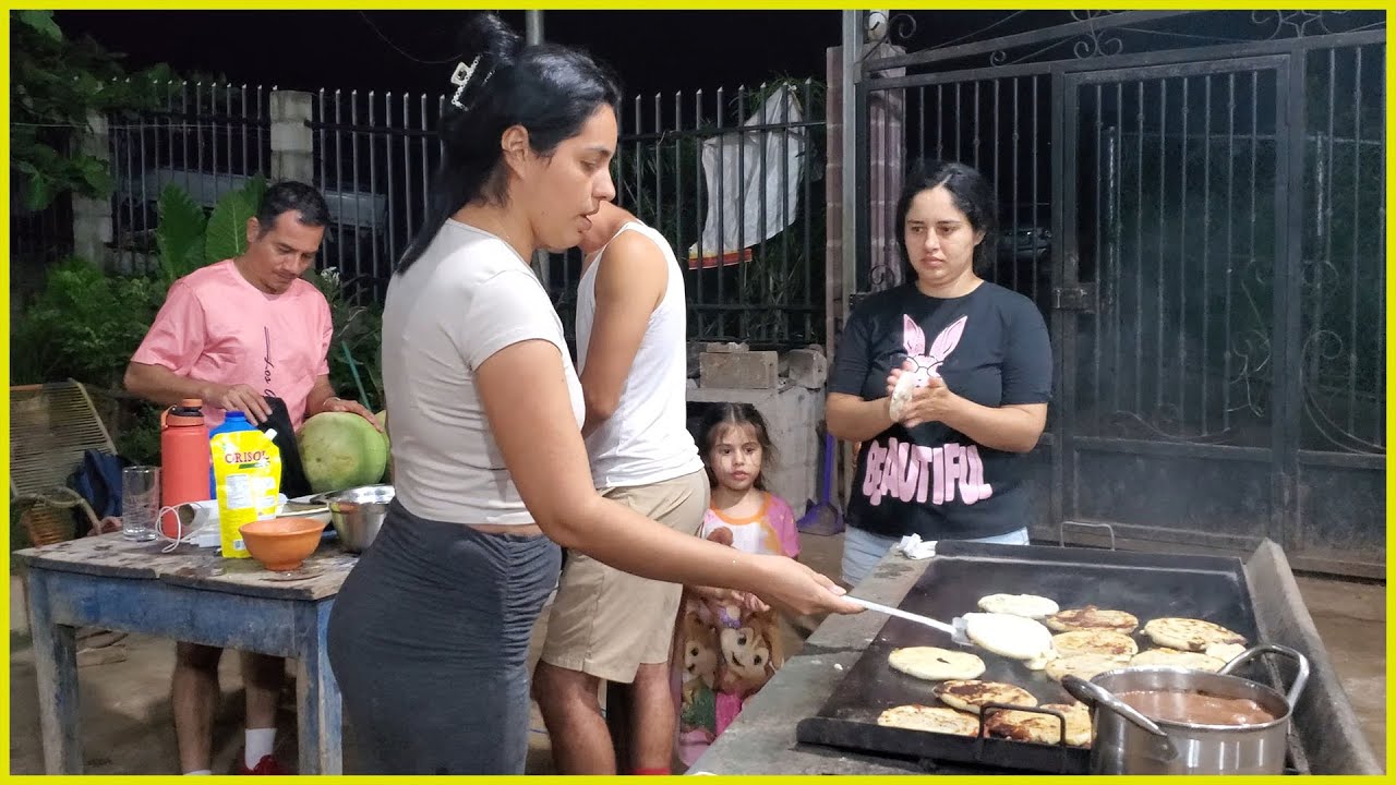 Haciendo unas ricas pupusas.