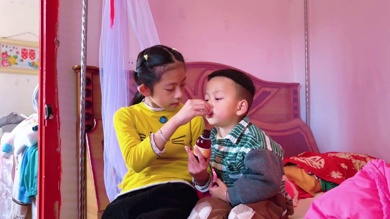 姐弟情深血浓于水，姐姐暖心照顾弟弟，真让人羡慕！