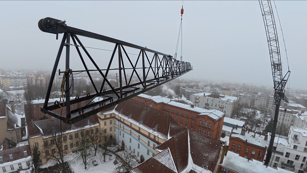 Einen 60 Meter Kranausleger geteilt montieren