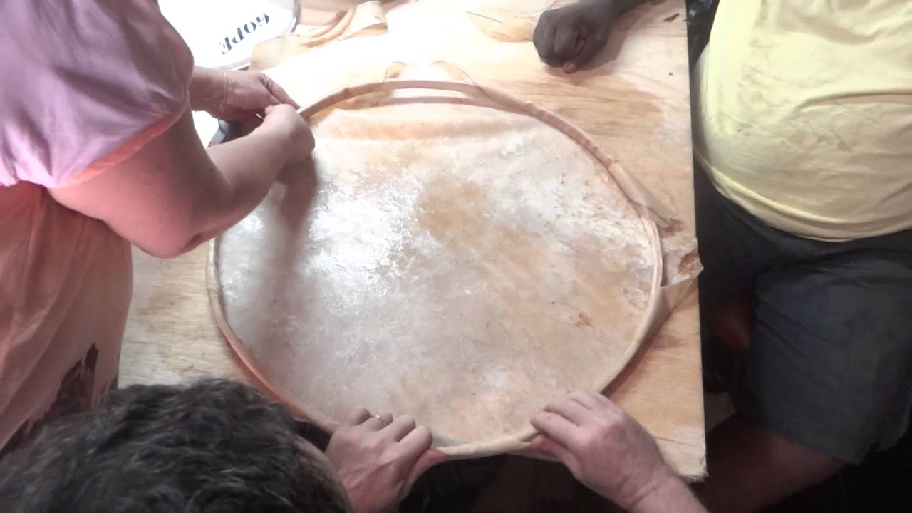 Mestre Penha ensinando  a aluna Estela a encorar um surdo