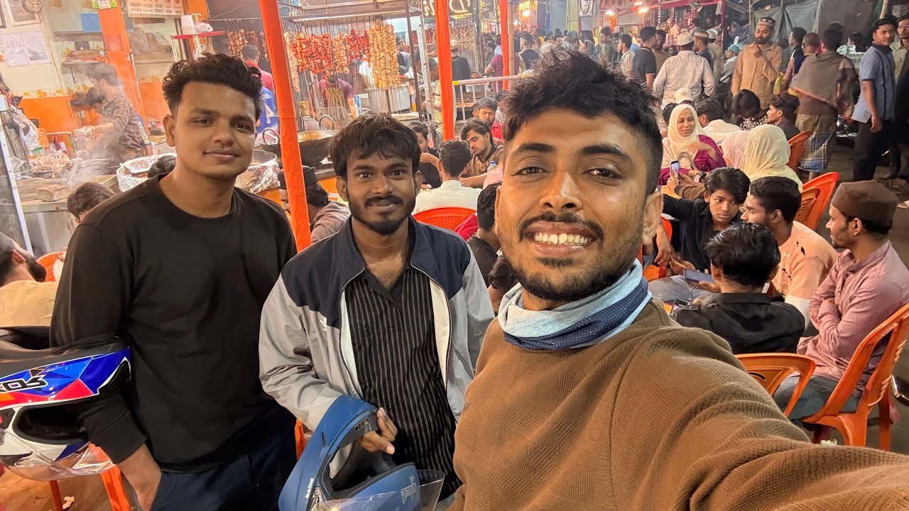 রাতের কলকাতা দেখতে দেখতে জাকারিয়া স্ট্রিট গিয়ে কতকিছু খেলাম 
