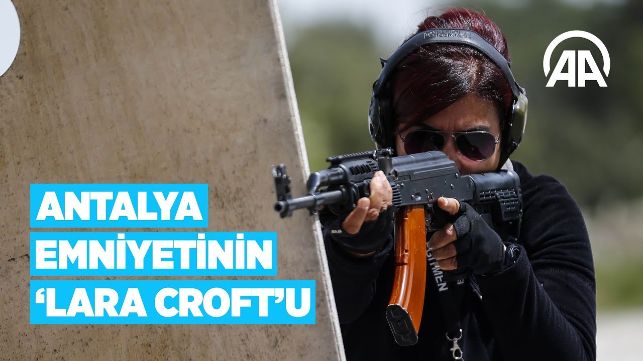Antalya emniyetinin 'Lara Croft'u meslektaşlarını eğitiyor