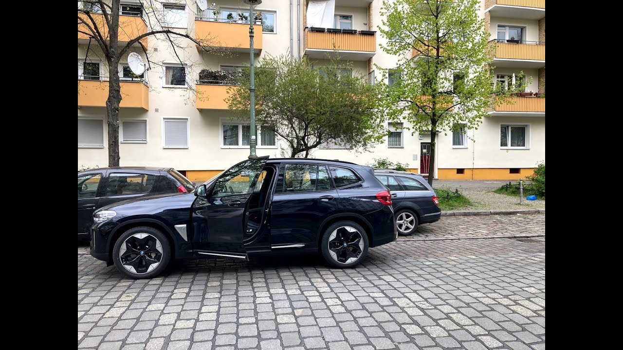 Full Self Parking demo two BMW iX3 in Berlin