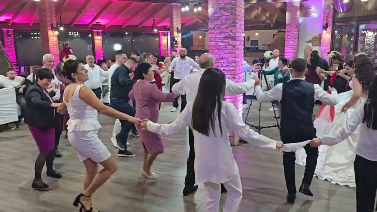 JET TE LUMTUR VAJZA GRAMOZ  ZYKA 