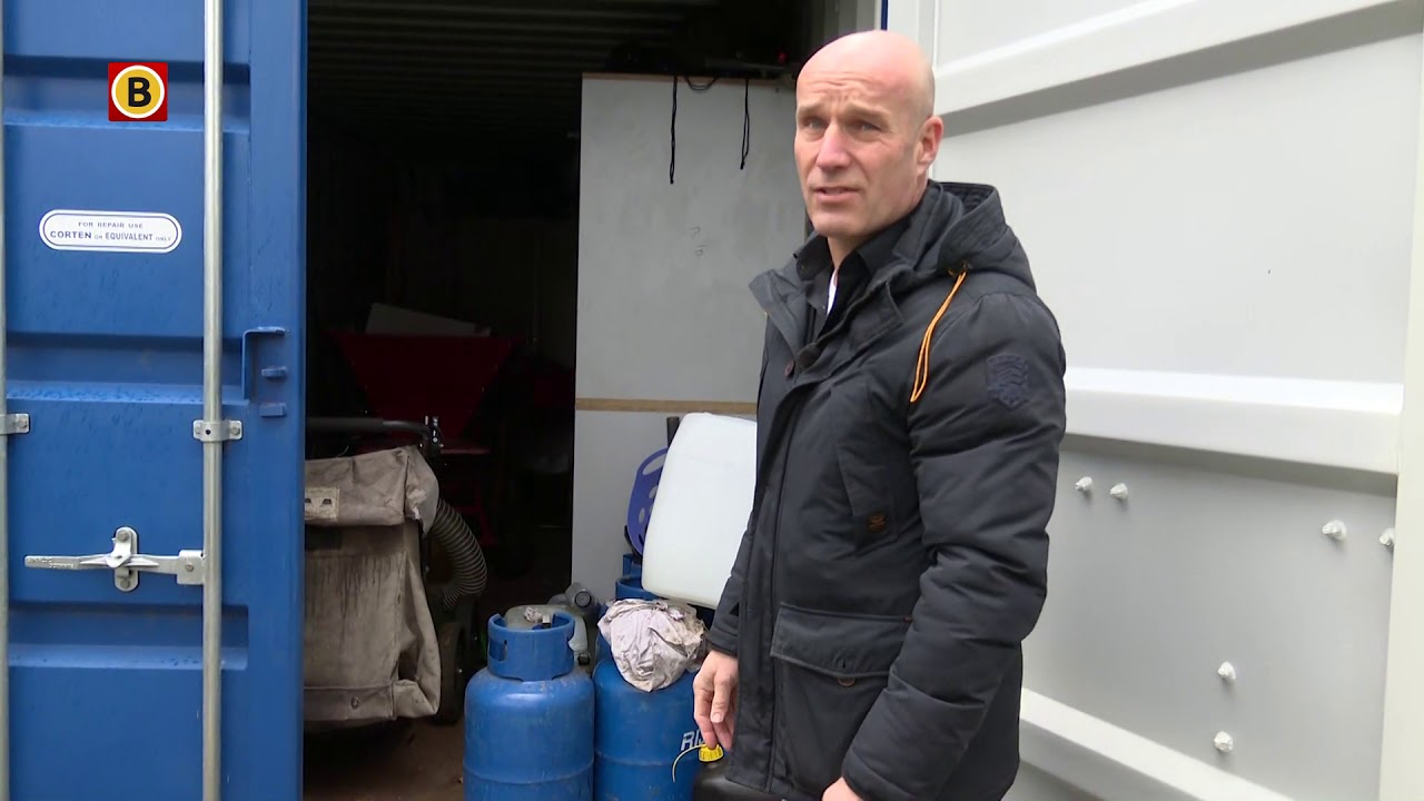 Het bestuurslid laat zien hoe de dieven te werk gingen.