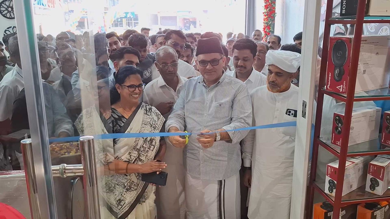 വടകരയിൽ നവീകരിച്ച വിശാലമായ ഷോറൂം തുറന്ന് 'ഓട്ടോ വൺ കാർ ആക്‌സസറീസ്'