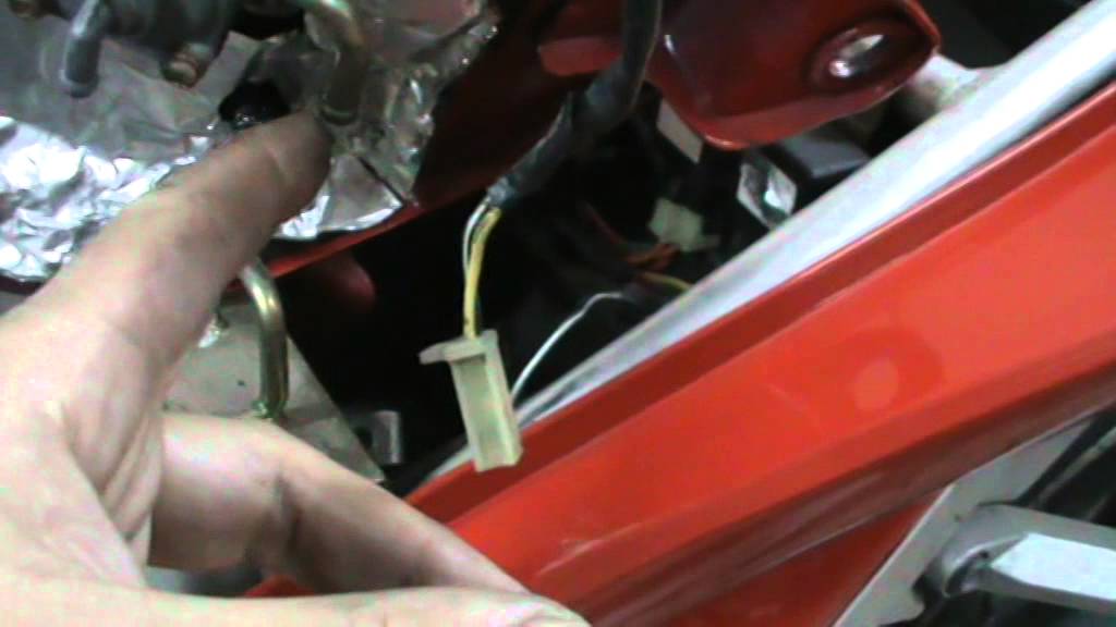 HYOSUNG GT 650 R (Comet). Extraer depósito de gasolina y asientos. Video 2. Remove fuel tank