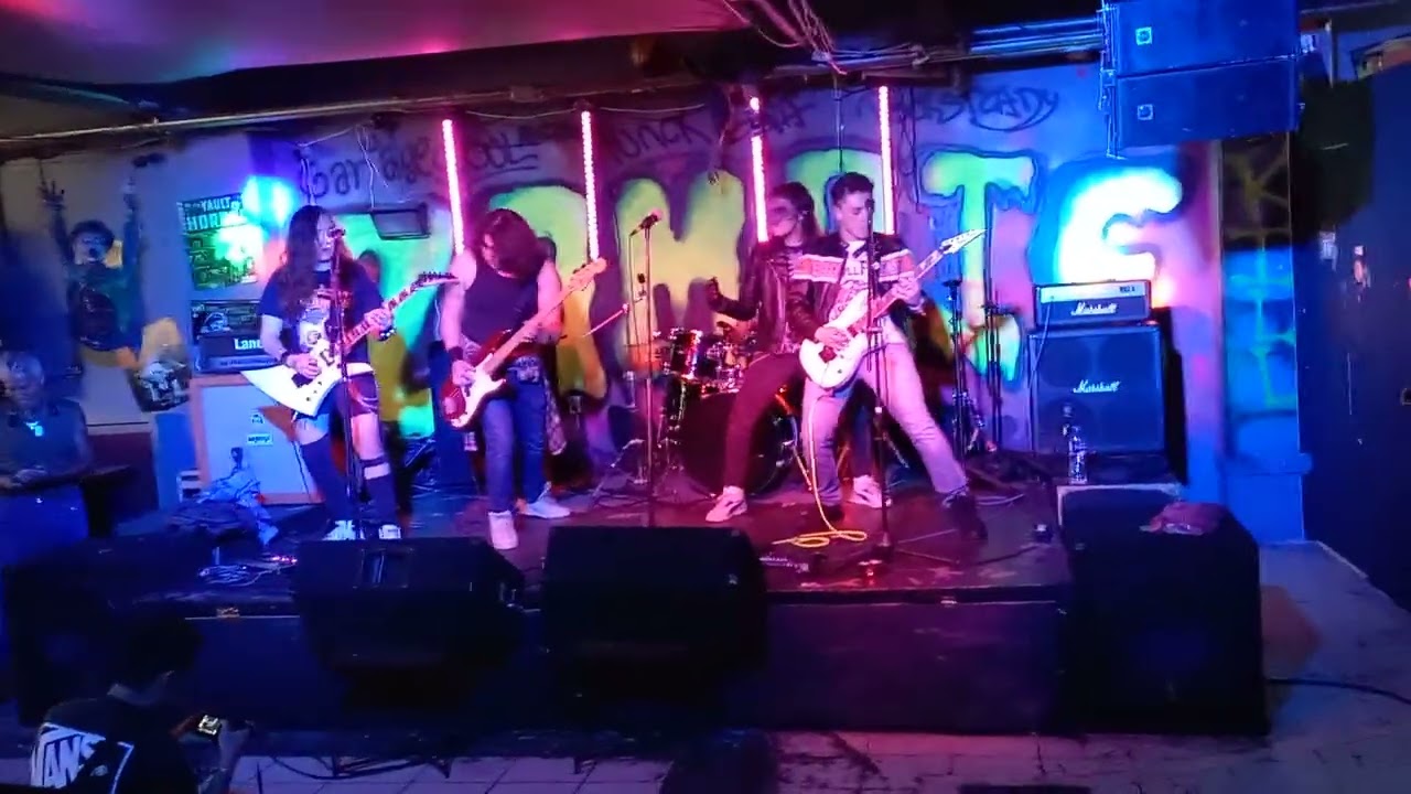 Under road Calaca, En Zombie DIner