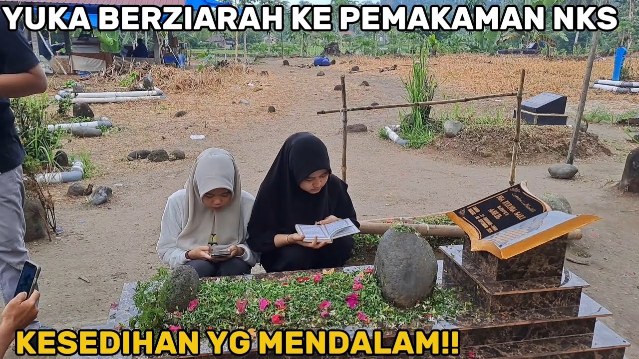 SAHABAT KARIB NIA KURNIA SARI,YOEKA AULIA BERZIARAH KE PEMAKAMAN NIA KURNIA SARI