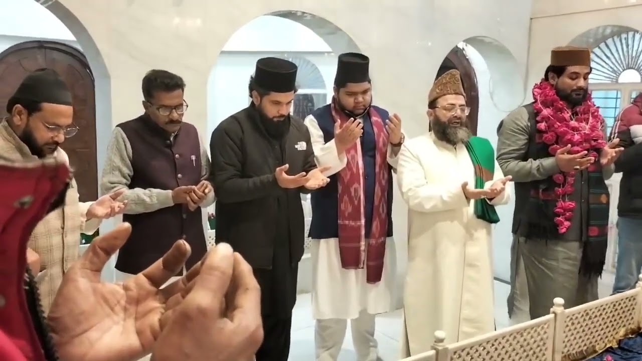 *𝐘𝐞𝐚𝐊𝐚𝐥𝐢𝐦𝐢𝐒𝐚𝐫𝐤𝐚𝐫♥️🙏*khanqahe sabriyah ke gaddi nashin ki hazri DarGahe Miran pur Katra sharif🧡💚🖤🌻