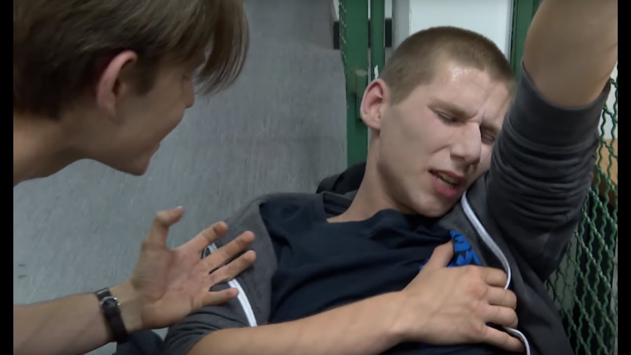 Uczeń nagle bardzo źle się poczuł ale nie chciał od nikogo pomocy [Szkoła odc. 642]