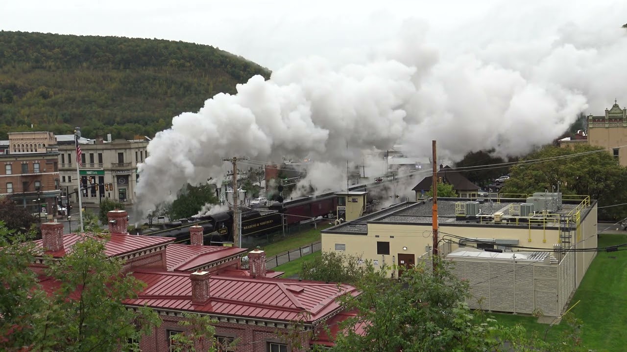 RBMN 2102 hiballing through Tamaqua, PA 10 14 2023