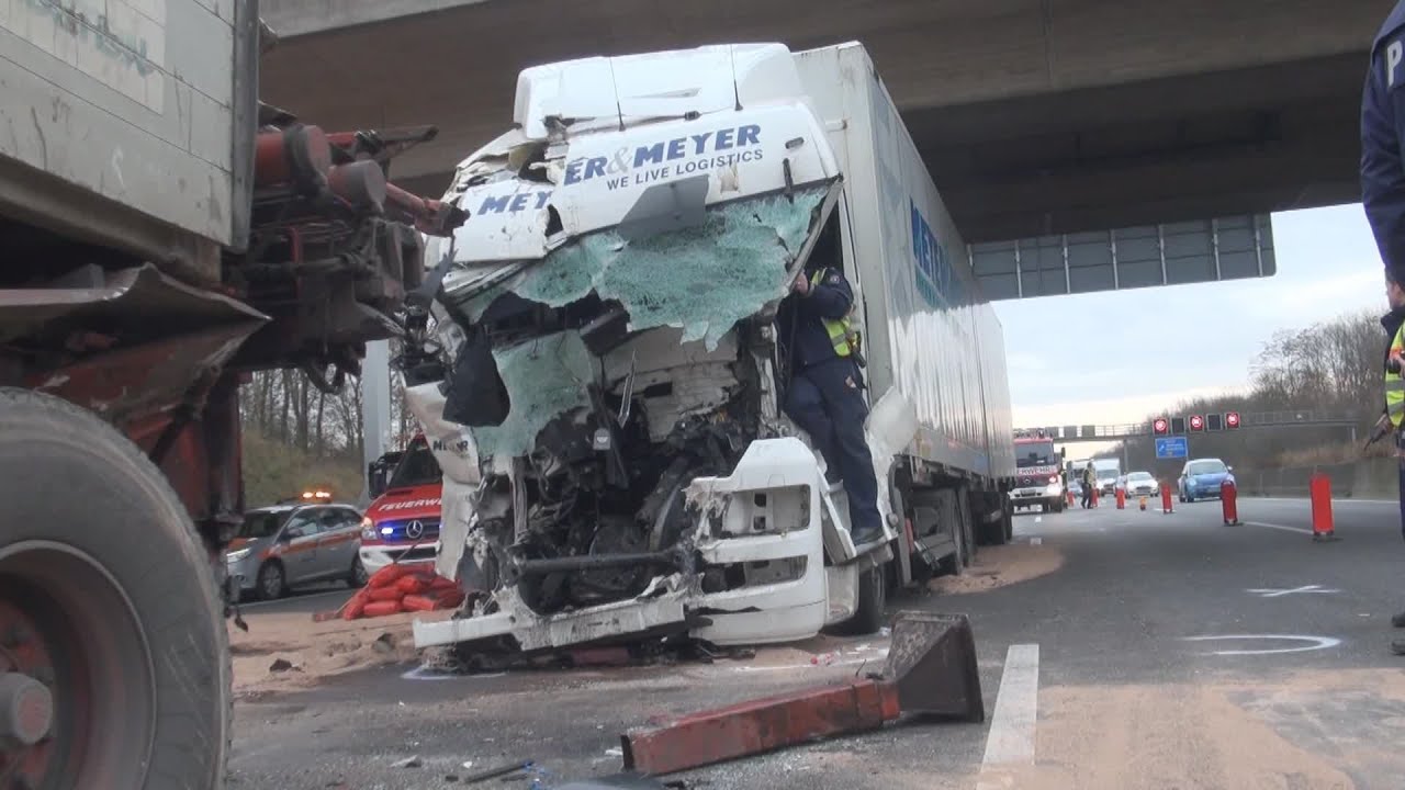 [LKW RAST INS STAUENDE] - FAHRER LANGE EINGEKLEMMT - FÜHRERHAUS ZERSTÖRT - FEUERWEHR NEUSS