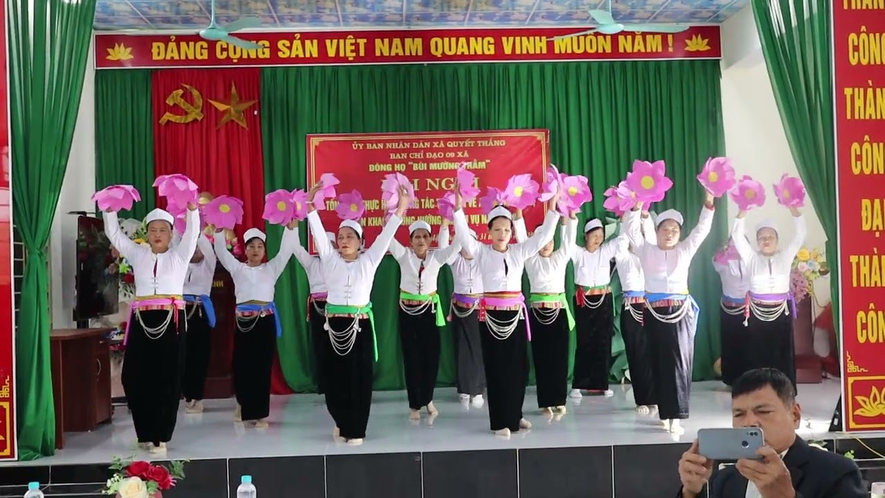 Mận Thơng múa Quê hương nghĩa mẹ tình cha 