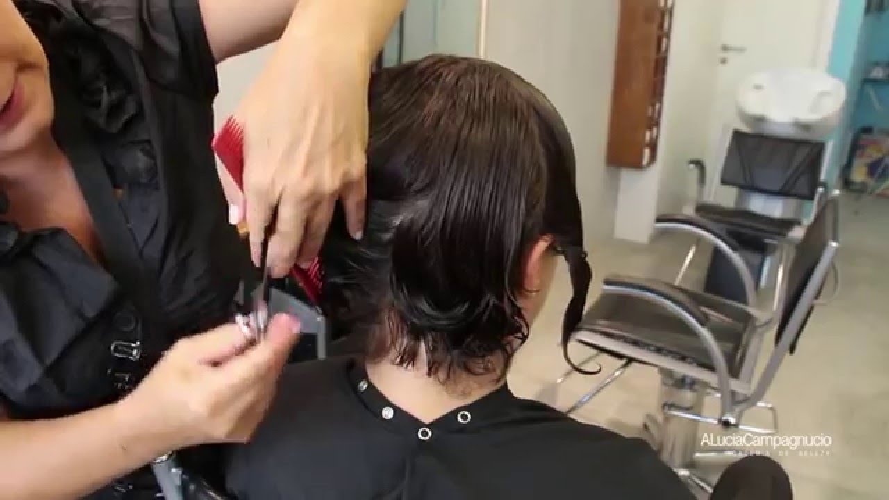 Corte de cabelo curto cacheado