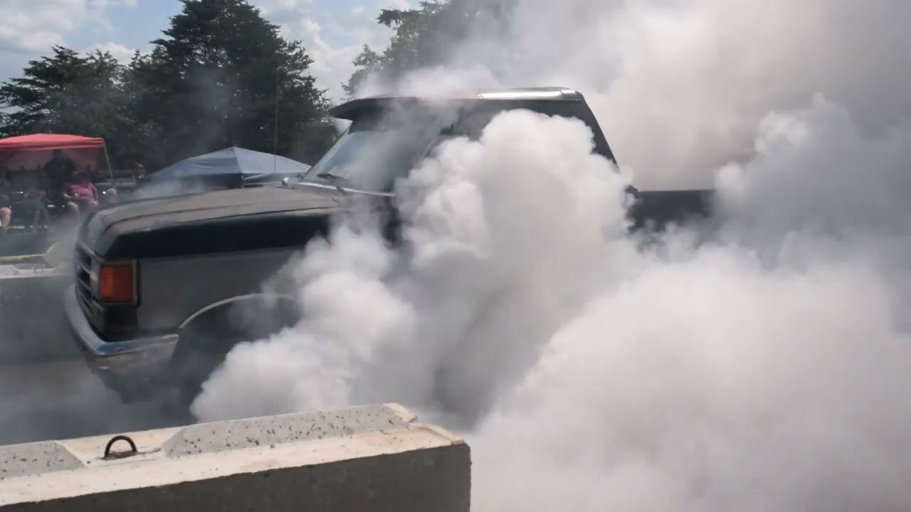 Ford Bronco Pops Both Tires @ 2nd Annual “Light ’Em Up” Burnout Comp