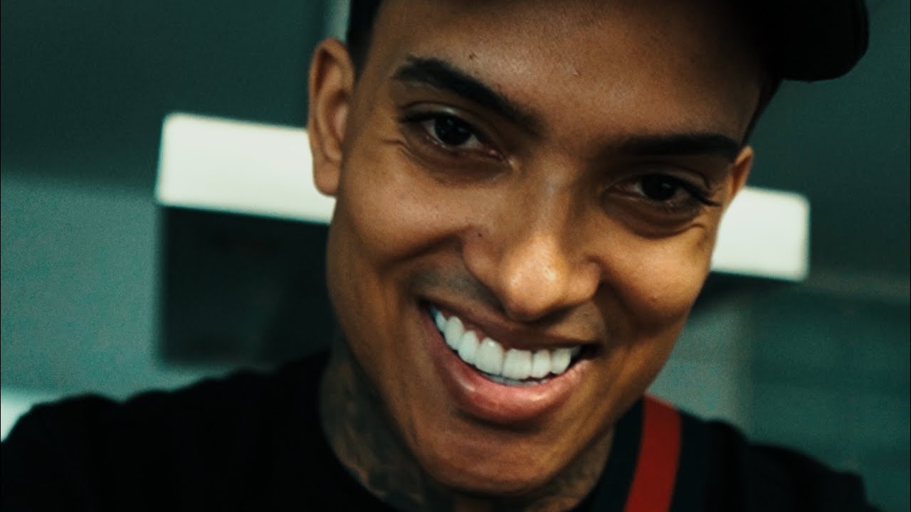 MC Brinquedo - De Fura Moletom (Official V&iacute;deo)