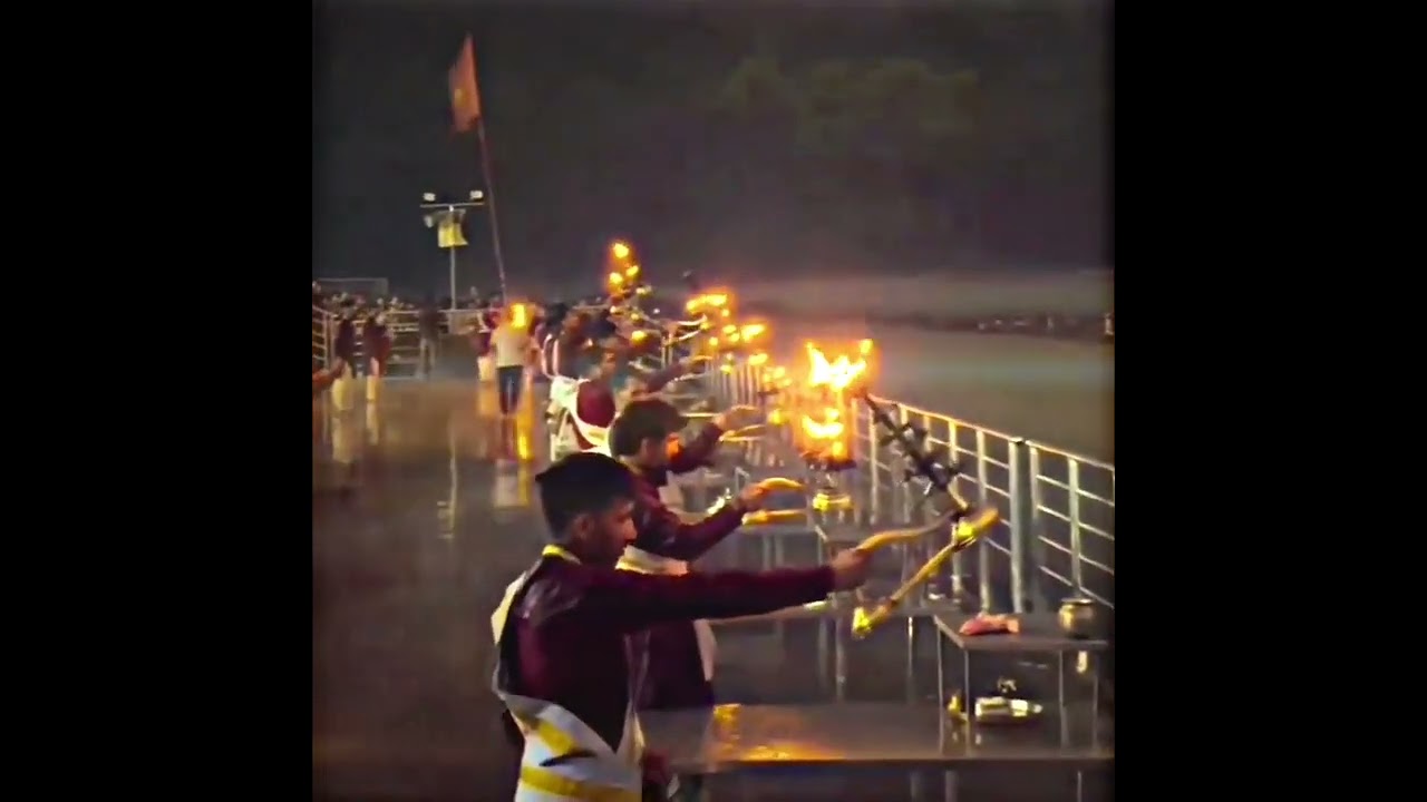 GOOSEBUMPS GUARANTEED 🕉️🥶|SHENDUR LAAL CHADHAYO (AARTI)|#viralshorts #sanatandharma #ganga #aarti