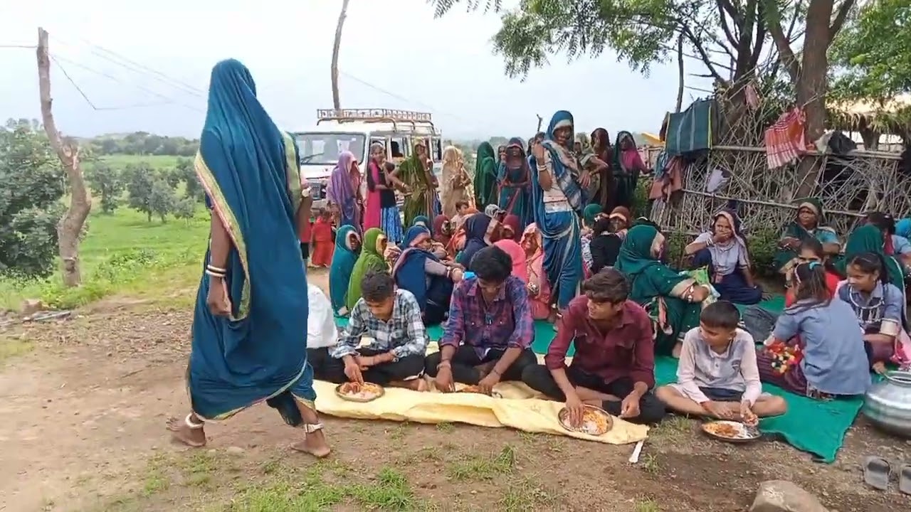 ✓आदिवासी समाज में जलेबी खावड़ने आई  rueya 