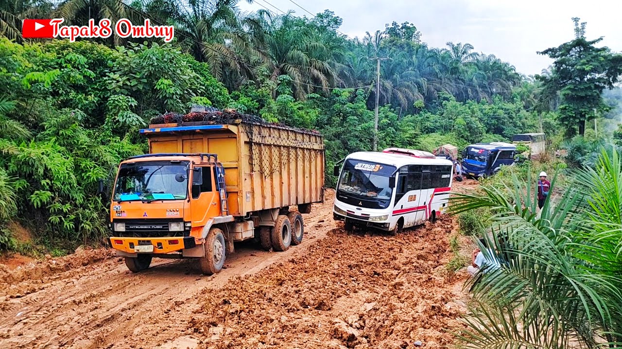 Perjalanan Paling Mematikan Dua Bus Berjuang Diatas Lumpur