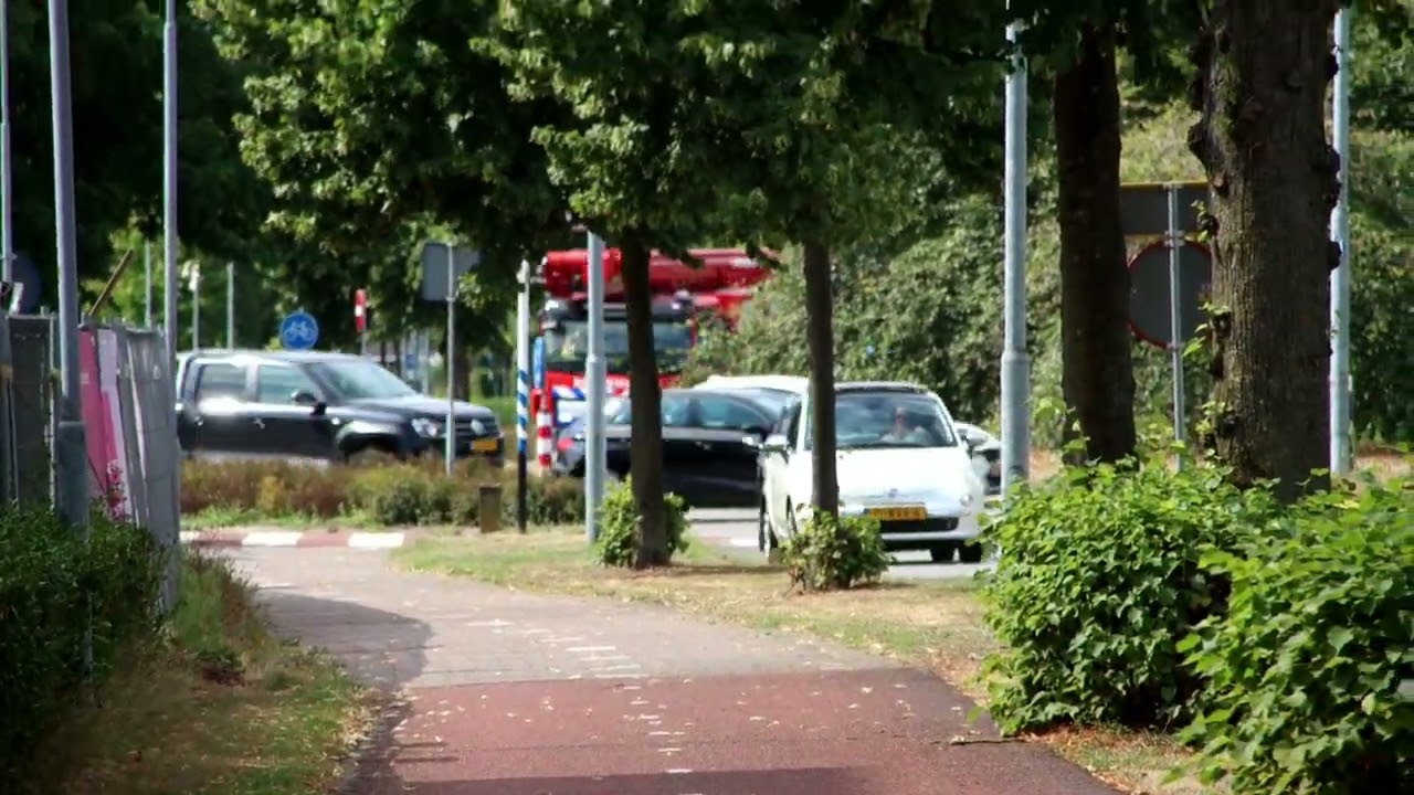 brandweer Harderwijk met spoed onderweg naar een middelbrand in zeewolde TS 06-1131 HW 06-1151