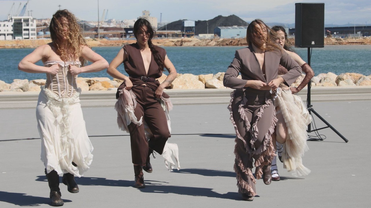 La dansa es va citar al Port
