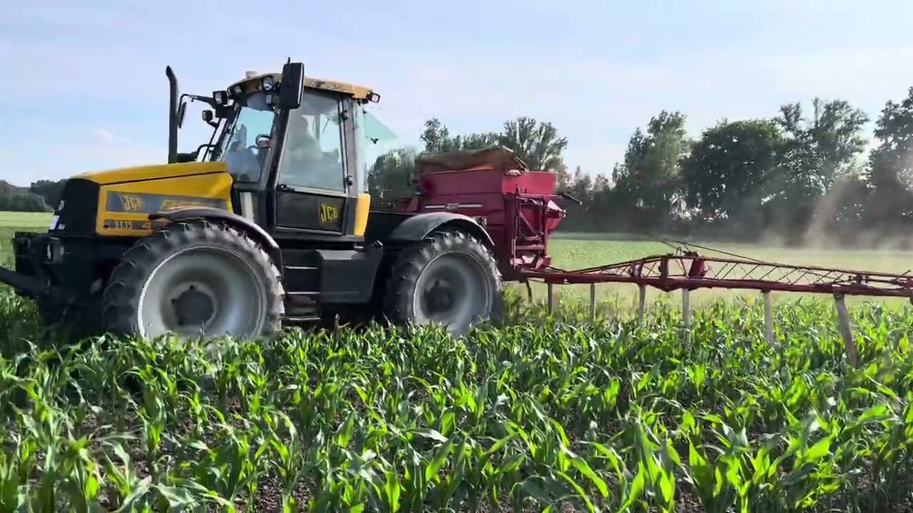 Reihendüngung im Mais mit Rauch Aero und JCB