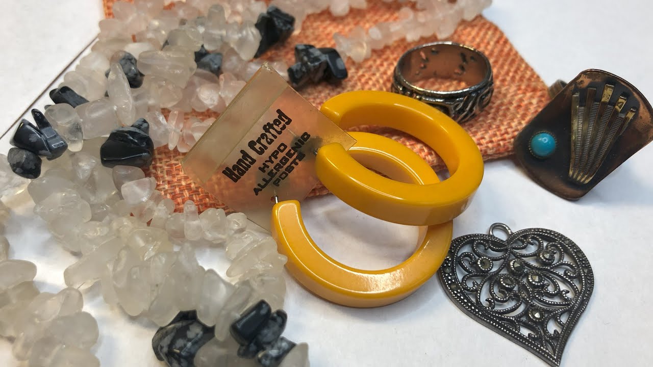 Small lot of jewelry. Pequeño lote de joyeria.