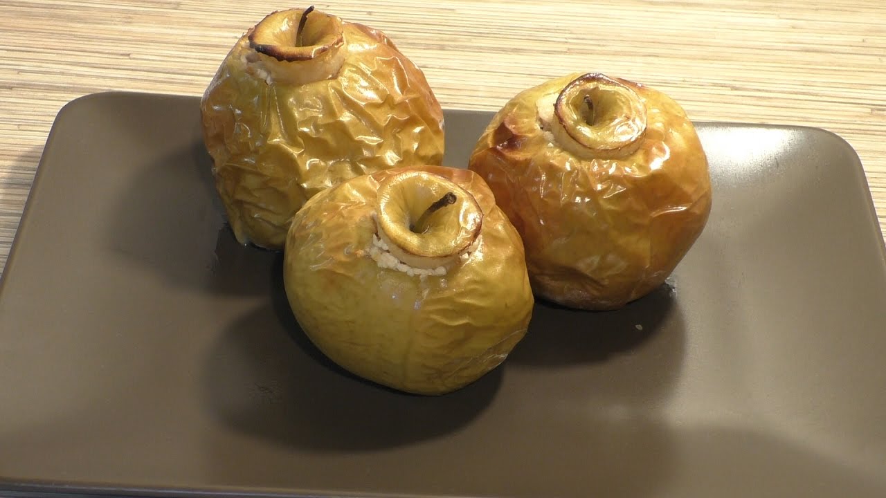Запеченные яблоки с творогом и медом.
