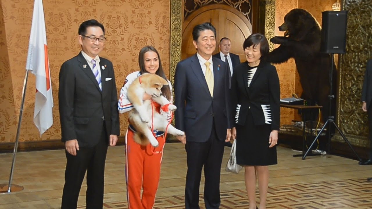 ザギトワ選手に秋田犬贈呈 「大事にする」と笑顔
