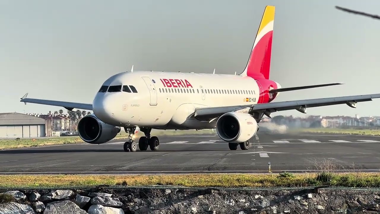 Aterrizaje y despegue de un @airbus de @iberia en Hondarribia 