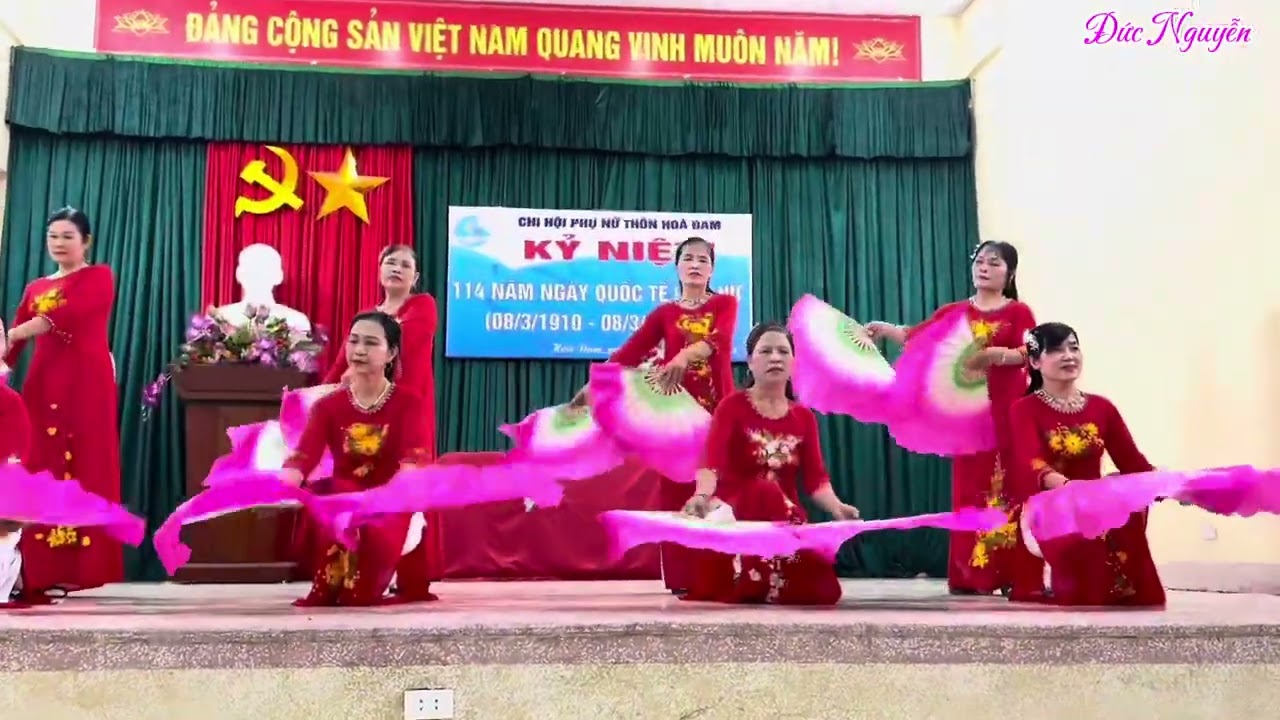 Đội văn nghệ thôn hòa đam Múa chèo. Tôn vinh phụ nữ việt nam
