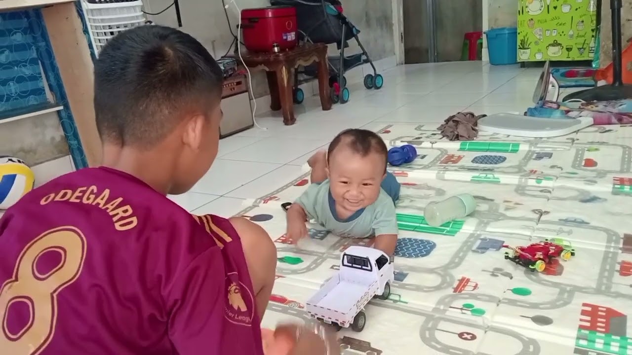 Abang Davin main mobilan bersama adek Ghazi 