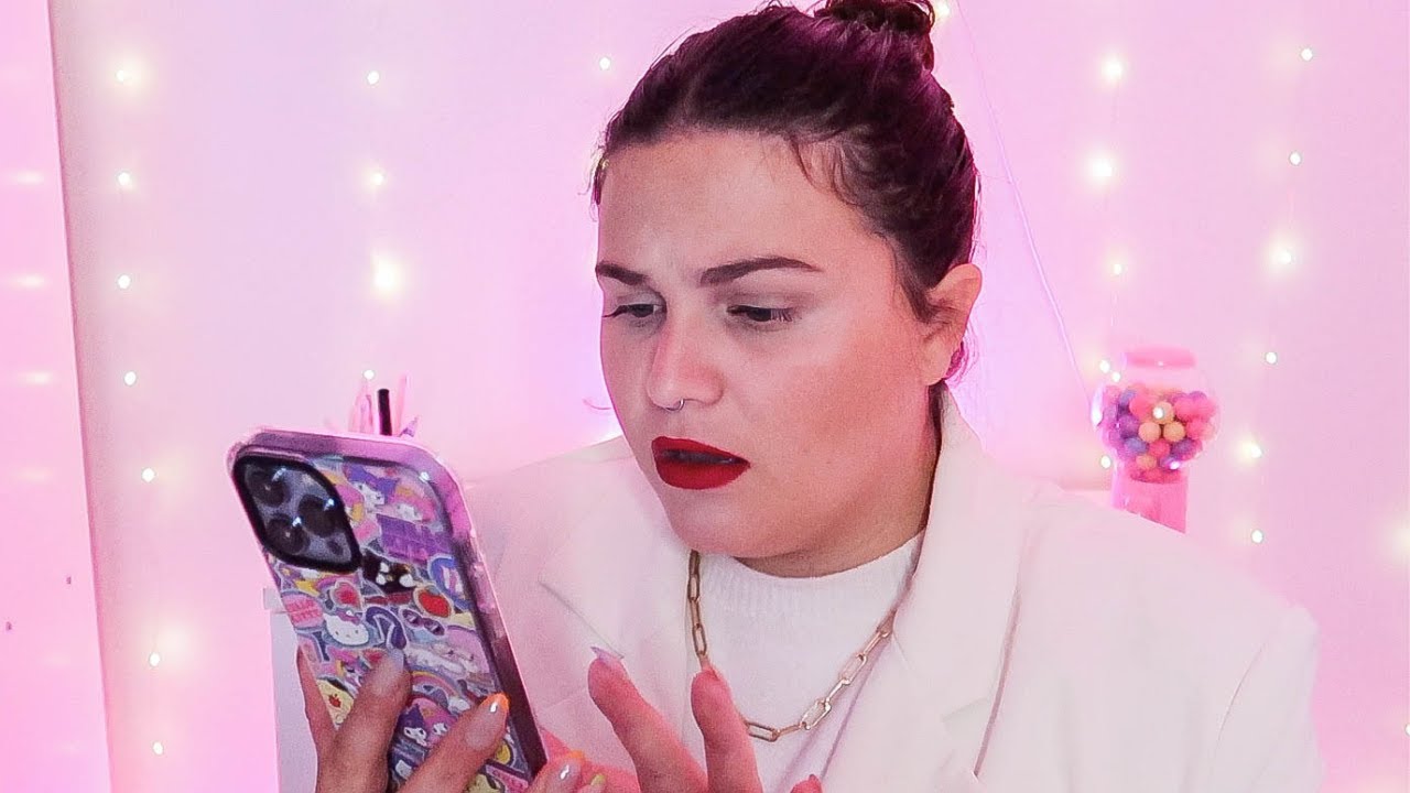ASMR POV : TA MÈRE fouille dans ton téléphone !