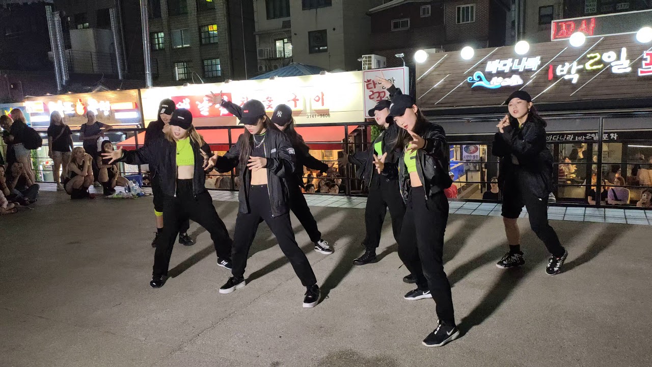 ALIEN DANCE. FREE STYLE.