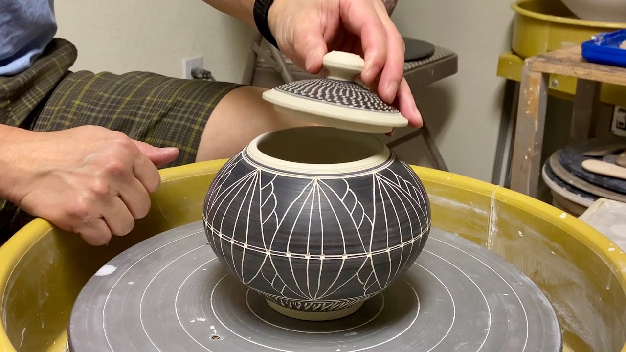 517. Trimming a Lidded/Covered Jar with Chattering/Sgraffito Decoration with Hsin-Chuen Lin 林新春 蓋罐修坯