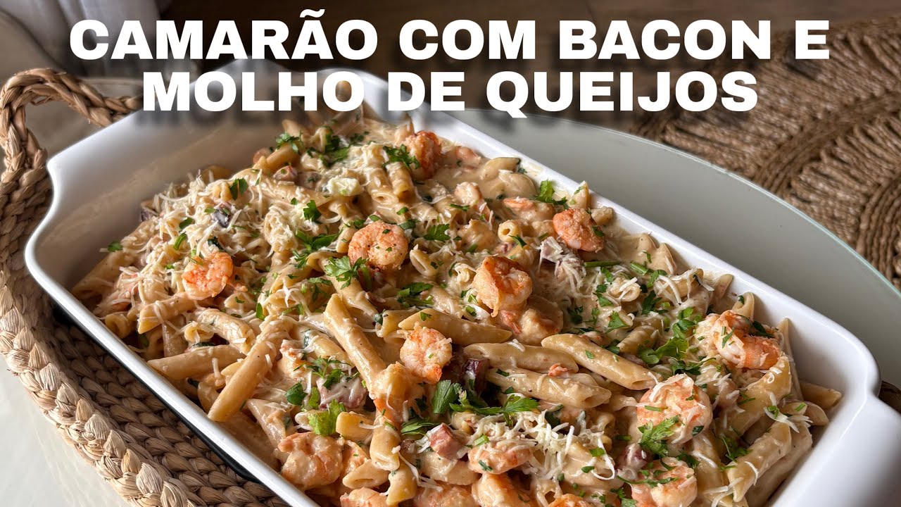 MACARR&Atilde;O CREMOSO COM CAMAR&Otilde;ES, BACON E MOLHO DE QUEIJOS 