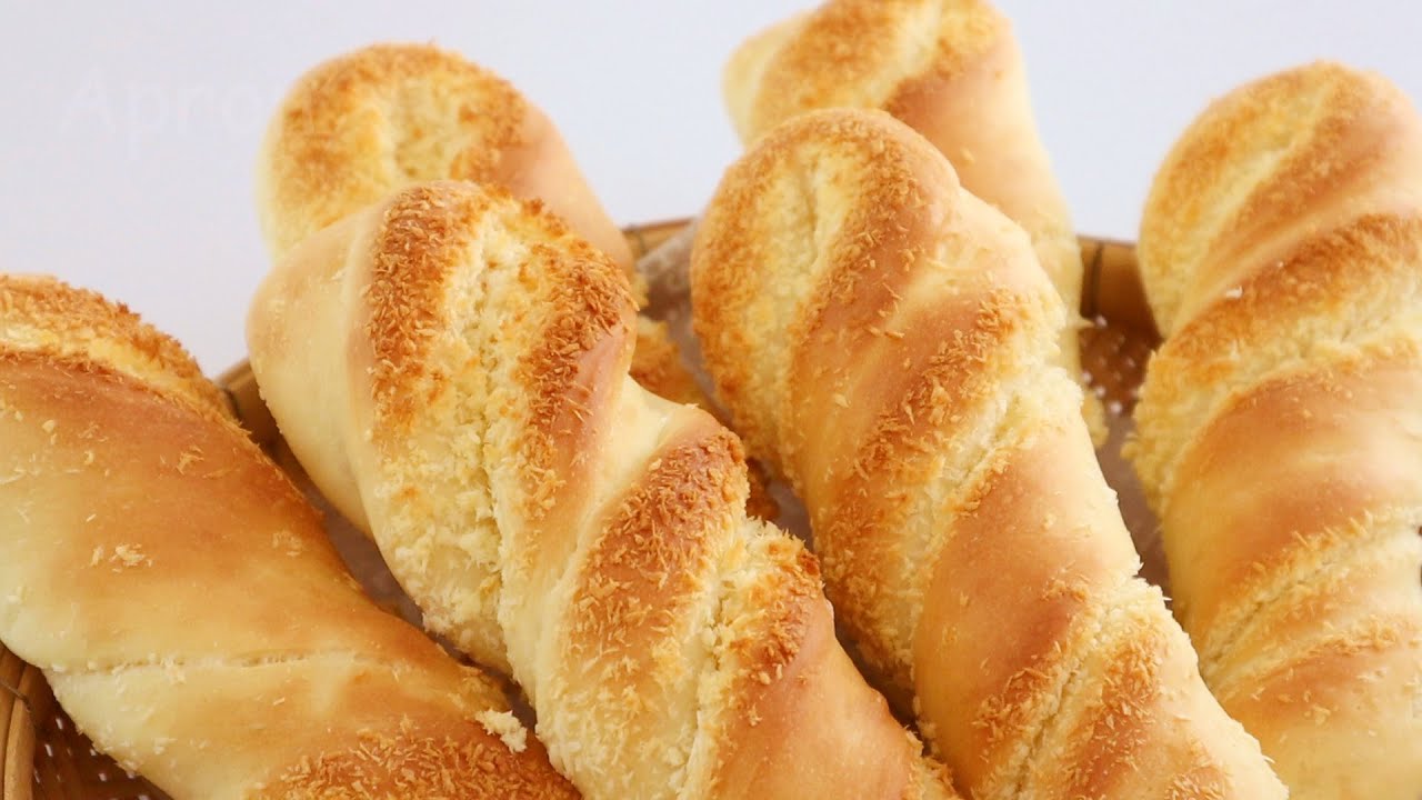 Coconut Bread Stick 椰蓉長條麵包｜Apron