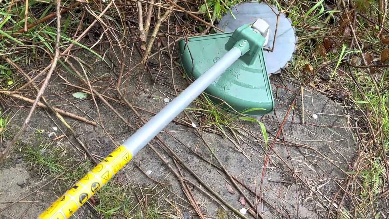 Stromerzeuger Bosch BWSA 2 in Betrieb mit elektrischer Motorsense