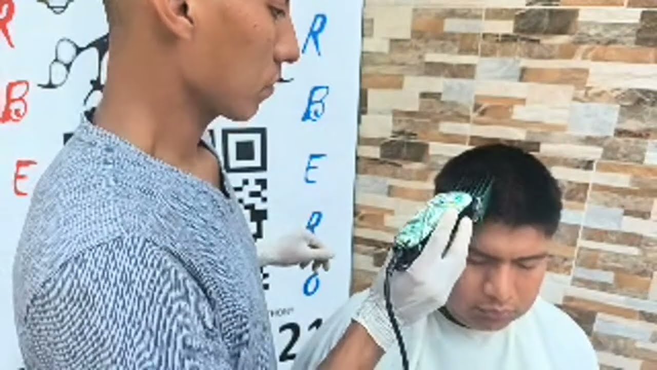 Anthonygo3000 está en vivo: WWW.D'AnthonyBarber.com cortando Buzz cut     parte 2