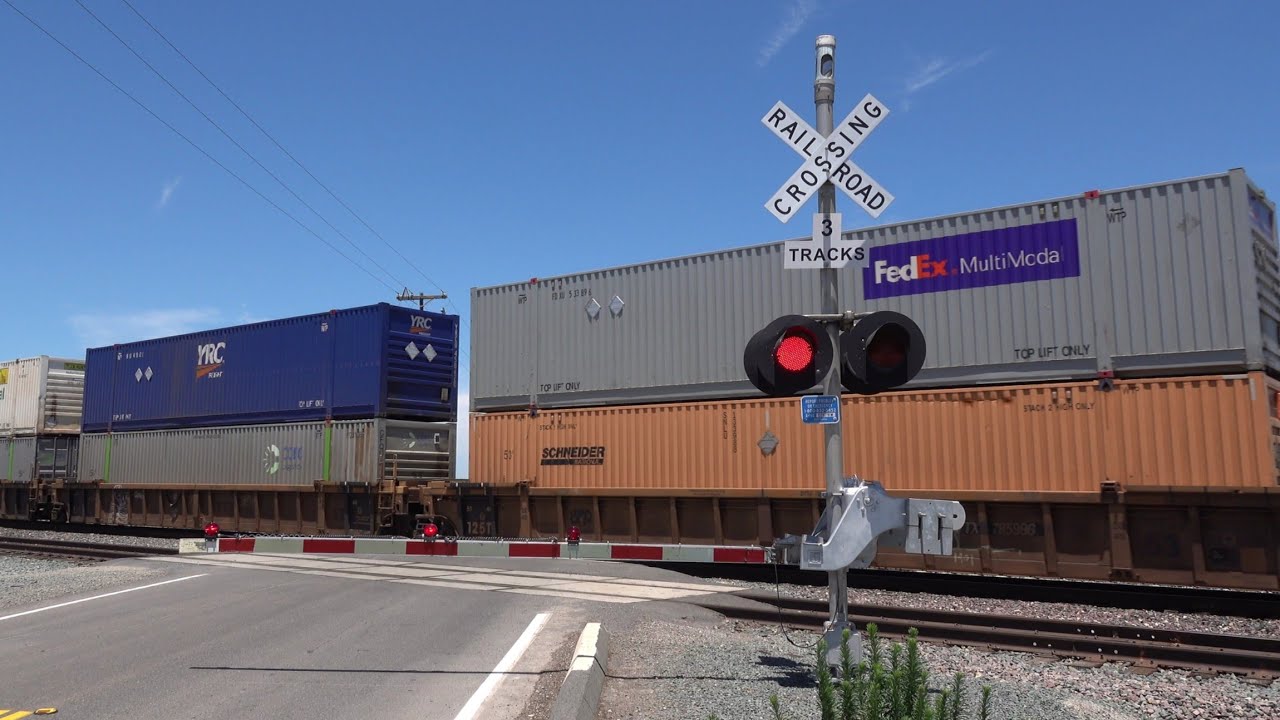 BNSF 7518 Intermodal Train South, Murphy Rd. Railroad Crossing, Stockton CA