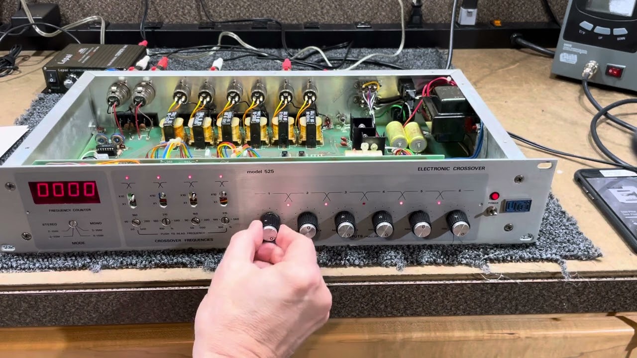 Demo of vintage Urei model 525 electronic crossover
