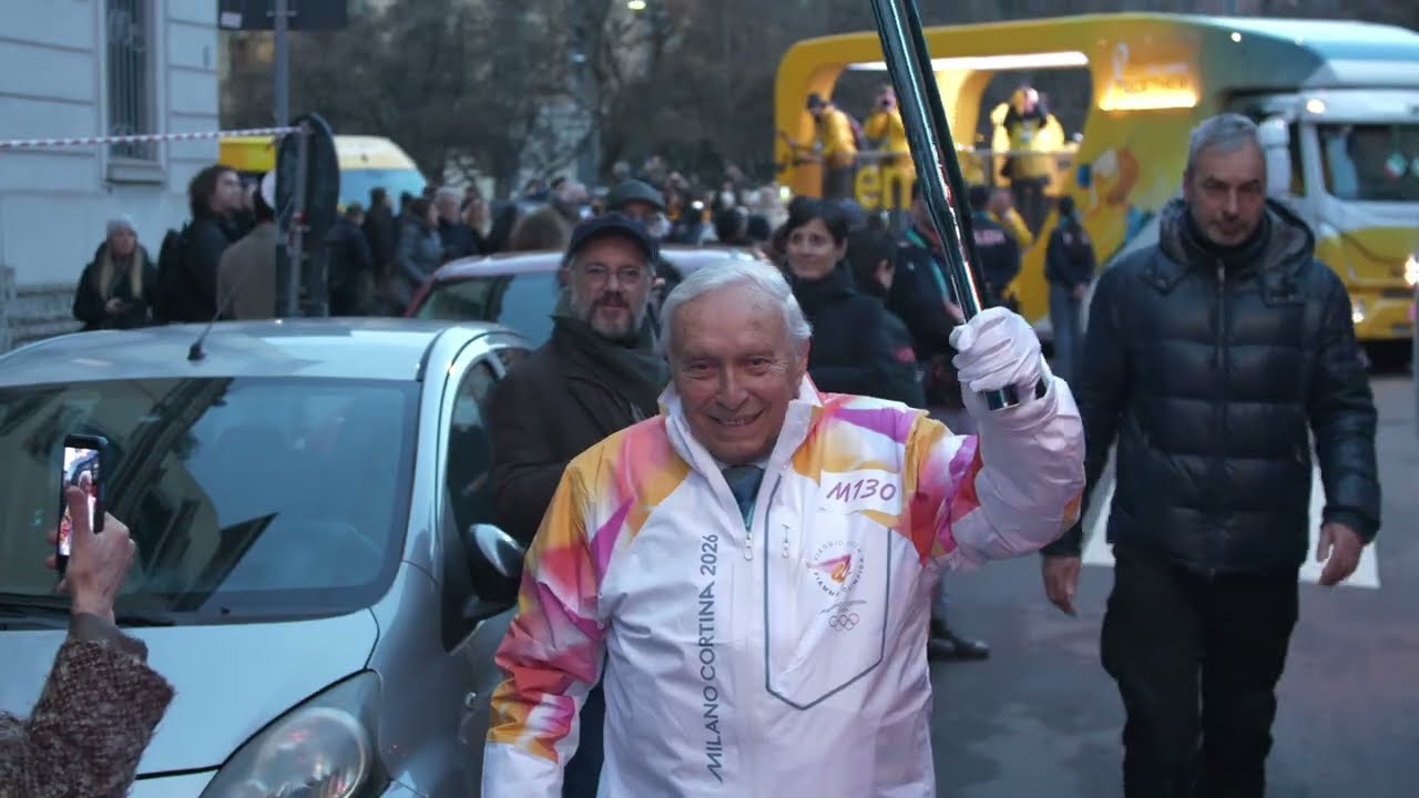 Una vita per lo sport: il Prof. Franco Ascani porta la Fiamma Olimpica a Milano