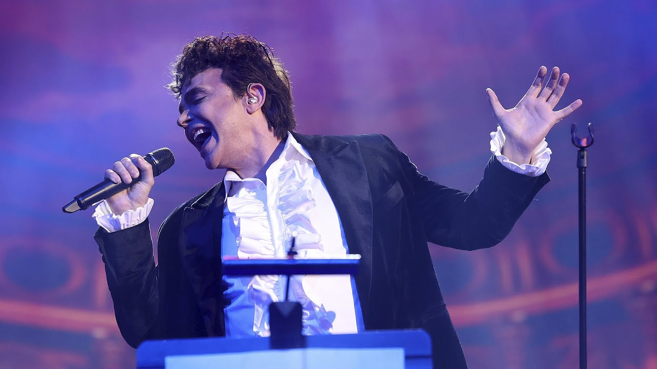 Supremme de Luxe imita a Mika en 