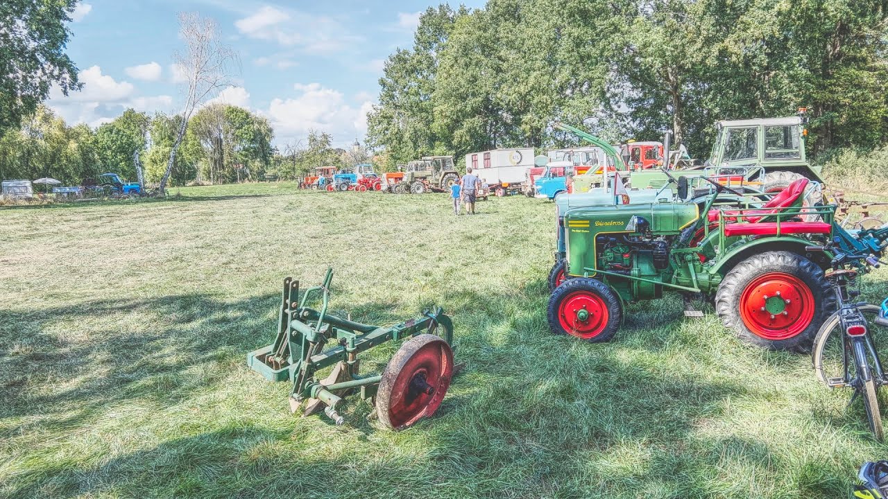 Rundgang zum Treffen Traktoren Oldtimer Pflügen