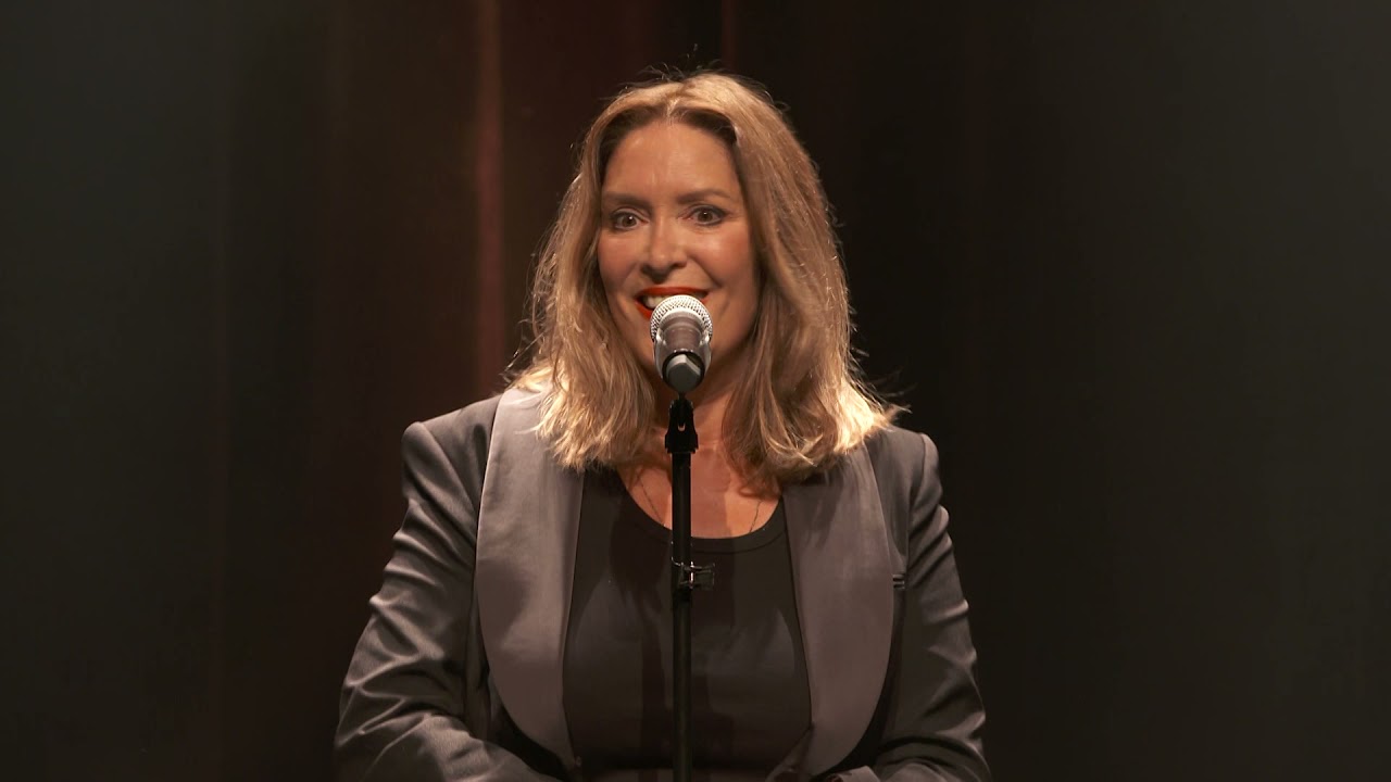 Carla Bruni ne porte pas de masque, plus de place derrière les oreilles pour l'accrocher ...