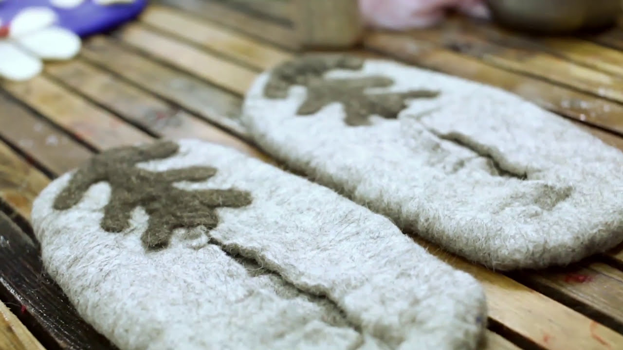 TUMAR: Wet-felting process of making slippers