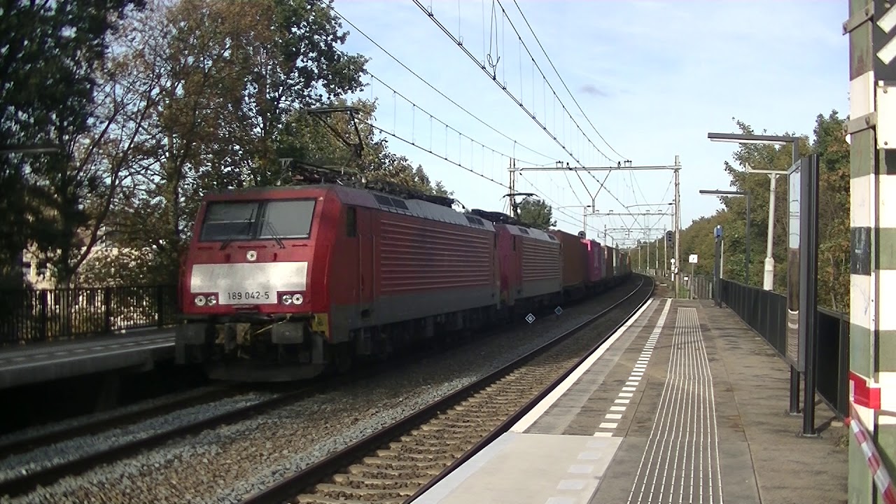 DB 189 042 en 189 032 met containertrein komen door station Capelle Schollevaar