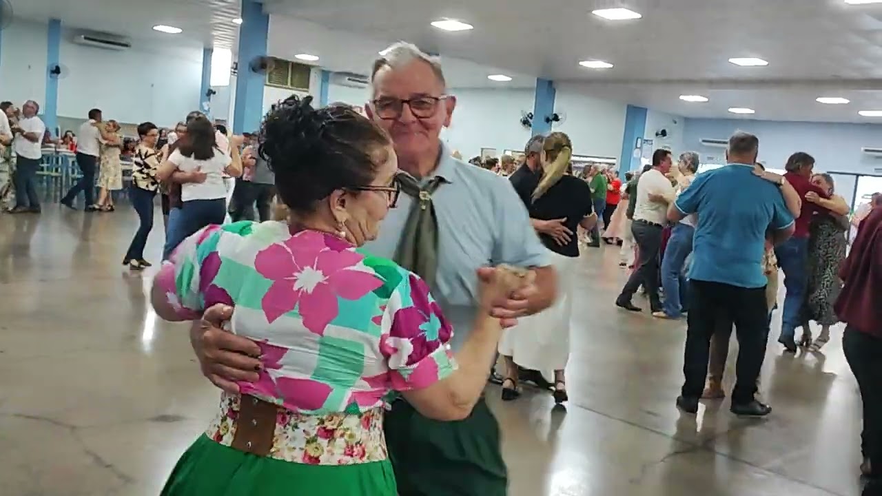 O povo feliz dançando esse lindo chote largado, aqui na Aiuc.