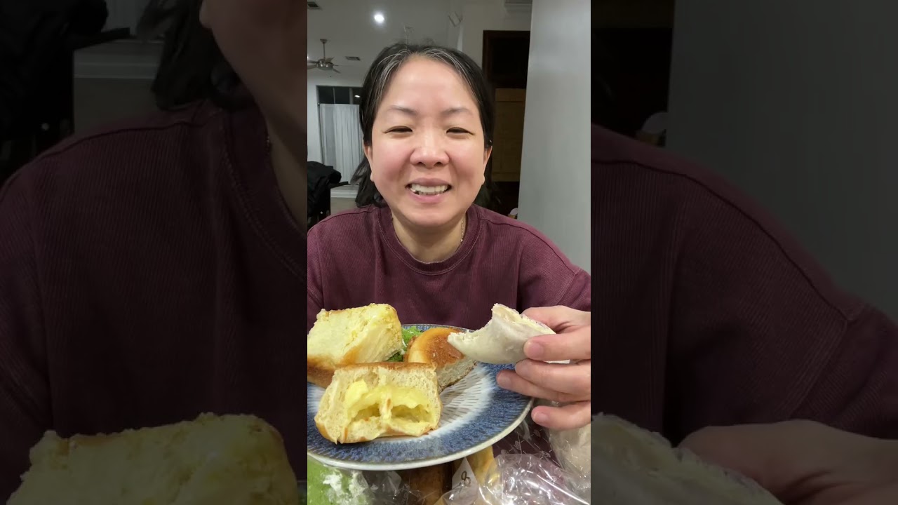 Hôm nay em mời cả nhà mình ăn bánh với em 